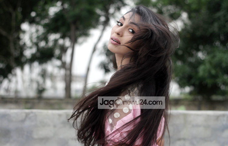 এরই মধ্যে নোমিরা তিনটি নাটকের কাজ সম্পন্ন করেছেন। এ নাটকগুলো হচ্ছে মোহন খানের &lsquo;রোদ বৃষ্টি ও মেঘ&rsquo;, কাজল আরেরিন অমির &lsquo;নাম কি&rsquo; এবং&lsquo;যা কিছু ঘটে&rsquo;। ছবি : মাহবুব আলম।