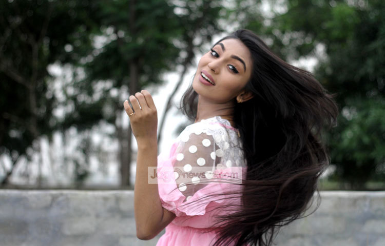 এলোকেশী নোমিরা হাওয়ায় চুল উড়িয়ে দিয়ে আপন মনে হাসছেন। এ হাসি দিয়ে দর্শকের হৃদয় রাজ্য জয় করতে চান। ছবি : মাহবুব আলম।