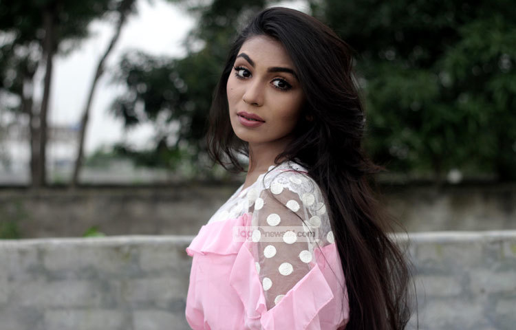 ছোট পর্দায় নিজের যোগ্যতা পুরোপুরি প্রমাণের পরে নোমিরা চলচ্চিত্রে যাত্রা শুরু করতে চান। ছবি : মাহবুব আলম।