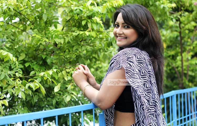 নওশীন শুধু অভিনয় নয় বিভিন্ন বিজ্ঞাপনচিত্রের মডেলিং করেও ব্যাপক সুনাম কুড়িয়েছেন। ছবি : মাহবুব আলম।