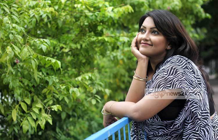 নিশি দিন অমন করে কী ভাবছেন নওশীন? হয়তো ভাবছেন জীবনের কতটা পথ পেছন ফেলে আজ এ পর্যন্ত এসেছেন। আরো কত কিছু দর্শকদের দেওয়ার বাকি আছে। ছবি : মাহবুব আলম।