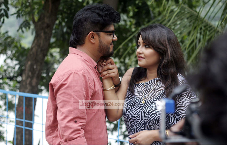 নওশীন-কল্যাণ অভিনীত টেলিছবিটি দৃক নিবেদিত পিআর প্রোডাকশানের ব্যানারে নির্মিত হয়েছে। এটি আসছে ঈদের দ্বিতীয় দিন বিকাল পাঁচটায় দীপ্ত টেলিভিশনে প্রচারিত হবে ।&nbsp;ছবি : মাহবুব আলম।