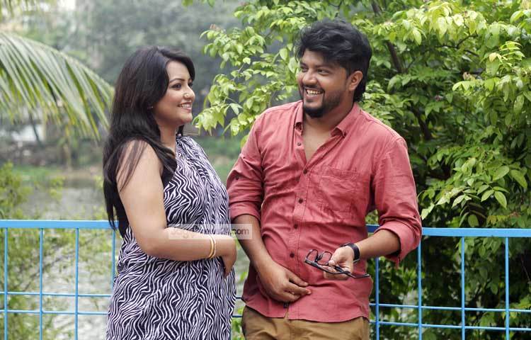 উচ্ছ্বল হাসিতে মেতে আছেন নওশীন ও কল্যাণ কোরাইয়া। তাদের এ হাসি দর্শকদের মুগ্ধ করছে। ছবি : মাহবুব আলম।