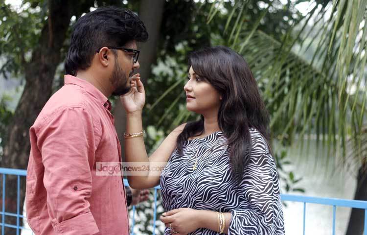 কী অভিমানে ডুবে আছেন কল্যাণ। অভিমান ভাঙাতে চেষ্টা চালাচ্ছেন নওশীন। ছবি : মাহবুব আলম।