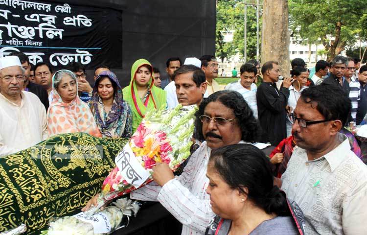 সব শ্রেণি-পেশার মানুষের শ্রদ্ধা নিবেদনের জন্য নূরজাহান বেগমের মরদেহ কেন্দ্রীয় শহীদ মিনারে আনা হয়েছে। ছবি : বিপ্লব দিক্ষিৎ।