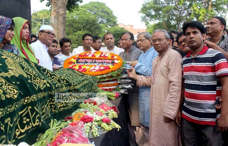 আজ (২৩ মে) বেলা ৩ টা ২৫ মিনিটে নূরজাহান বেগমের মরদেহ শহীদ মিনারে নেয়া হয়। সর্বসাধারণের শ্রদ্ধা নিবেদনের জন্য ১ ঘণ্টা সময় দেয়া হয়। ছবি : বিপ্লব দিক্ষিৎ।