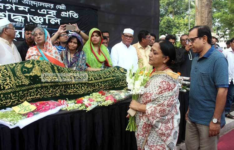 শ্রদ্ধা নিবেদন শেষে বাদ মাগরিব গুলশান-১ জামে মসজিদ অনুষ্ঠিত হবে ২য় জানাজা। এরপর রাতেই তাকে মিরপুরস্থ বুদ্ধিজীবী কবরস্থানে তাকে দাফনের কথা রয়েছে। ছবি : বিপ্লব দিক্ষিৎ।