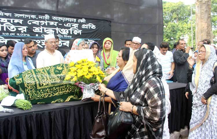 পূর্ব সিদ্ধান্ত অনুযায়ী সোমবার বাদ জোহর দুপুর আড়াইটায় তার নারিন্দার বাসভবনে প্রথম জানাজা নামাজ অনুষ্ঠিত হয়। ছবি : বিপ্লব দিক্ষিৎ।