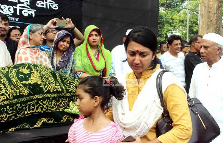 নূরজাহান বেগমকে শ্রদ্ধা জানাতে এসে অনেকেই কান্নায় ভেঙে পড়েন। ছবি : বিপ্লব দিক্ষিৎ।