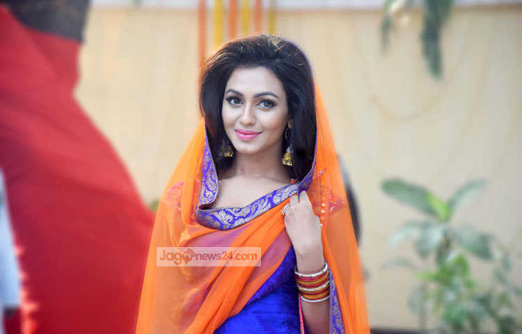 ওড়নায় জাড়ানো সুবোধ বালিকা ফারিয়া। ভুবন ভোলানো মিষ্টি হাসিতে হয়তো কারো জন্য অপেক্ষা করছেন। ছবি : মাহবুব আলম