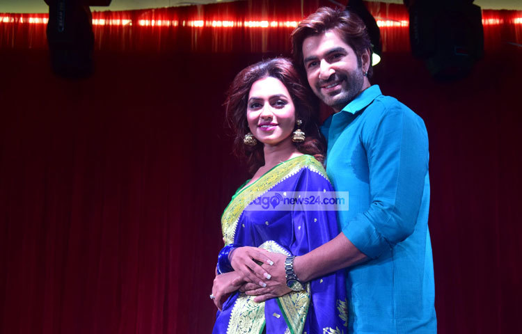 সংবাদ সম্মেলনে জিৎ ও নুসরাত ফারিয়া সাংবাদিকের &lsquo;বাদশা&rsquo; ছবি নিয়ে বিভিন্ন প্রশ্নের জবাব দেন। ঈদে তারা &lsquo;বাদশা ছবি&rsquo; দিয়ে দর্শকদের মাতাবেন। ছবি : মাহবুব আলম।