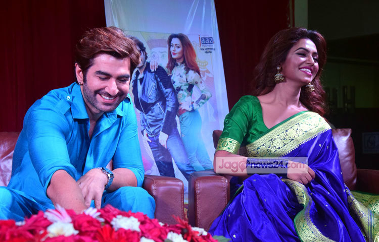 সংবাদ সম্মেলনে সাহ্যোজ্জ্বল অভিনেত্রী নুসরাত ফারিয়া ও জিৎ। &lsquo;বাদশা&rsquo;র শুটিং&nbsp; শেষে জিৎ কথা দিয়েছিলেন ঈদের আগে আবারও বাংলাদেশে আসবেন। তিনি কথা রেখেছেন, কলকাতা থেকে উড়ে এসেছেন। ছবি : মাহবুব আলম।