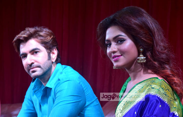 ঢাকা ক্লাবে গতকাল &lsquo;বাদশার&rsquo; ছবির সংবাদ সম্মেলন ও ইফতার পার্টির মধ্যমণি ছিলেন জিৎ-ফারিয়া। সবটুকু আয়োজনই ছিলো তাদের নিয়ে। ছবি : মাহবুব আলম।