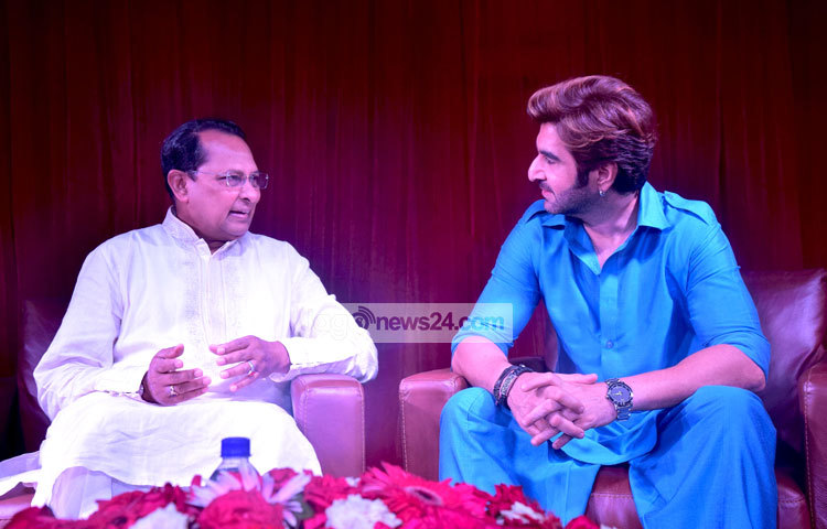 তথ্যমন্ত্রী হাসানুল হক ইনুর সঙ্গে দুই দেশের চলচ্চিত্র নিয়ে আলাপ করছেন জিৎ। ছবি : মাহবুব আলম।