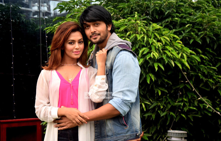 অভিনেত্রী নুসরাত ফারিয়া ও অভিনেতা আরিফিন শুভকে &lsquo;প্রেমী ও প্রেমী&rsquo; ছবির শুটিং স্পট থেকে ক্যামেরাবন্দি করা হয়েছে। ছবি : মাহবুব আলম।