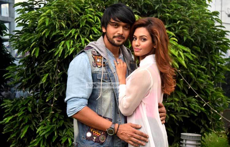 রাজধানীর যমুনা ফিউচার পার্ক শপিংমলে দুই বাংলার যৌথ প্রযোজনায় নির্মিত ফারিয়া-শুভর &lsquo;প্রেমী ও প্রেমী&rsquo; ছবির শুটিং চলছে। ছবি : মাহবুব আলম।