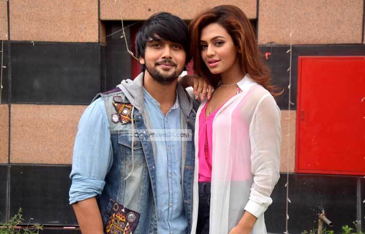 হাস্যোজ্জ্বল ভঙ্গিতে ক্যামেরাবন্দি হয়েছেন ফারিয়া-শুভ। &lsquo;প্রেমী ও প্রেমী&rsquo; ছবিটি নিয়ে তারা দুজনেই বেশ আশাবাদী। ছবি : মাহবুব আলম।