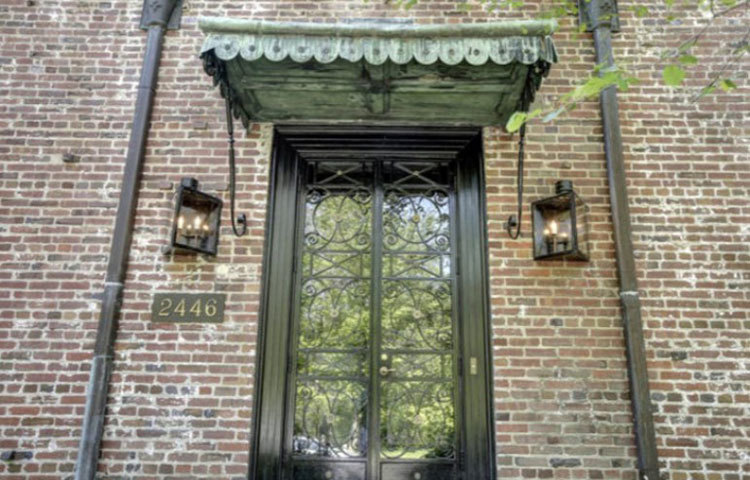 মেয়াদ শেষ হওয়ার পর মার্কিন প্রেসিডেন্ট এই লাল ইটের বাড়িতে থাকবেন। হোয়াইট হাউজের সাদা বাড়ি তার কাছে স্মৃতি হয়ে থাকবে।