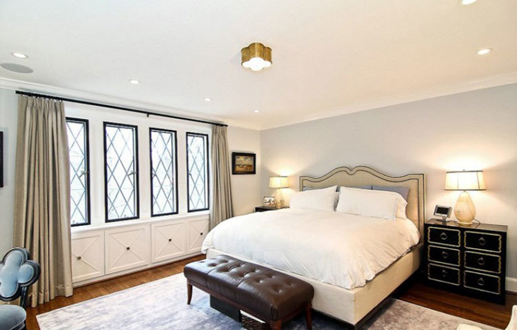 ওবামার এই বাড়িতে রয়েছে নয়টি বেডরুম। রুমগুলো বেশ দৃষ্টিনন্দন।