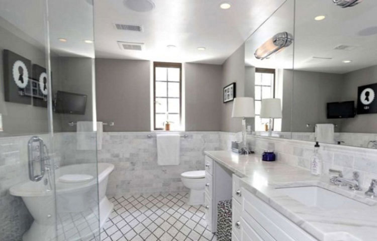 ওবামার এই বাড়িতে রয়েছে আটটি বড় বাথরুম এবং একটি ছোট বাথরুম।