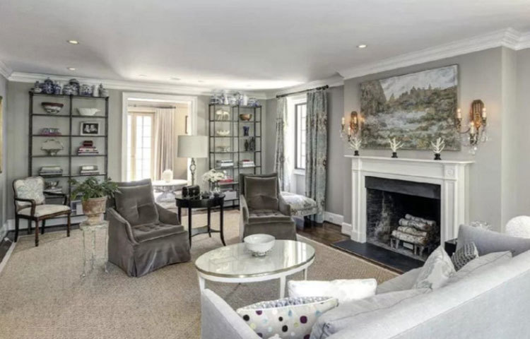 বাড়ির মধ্যেই রয়েছে প্লে রুম, অফিস, জিম, আলাদা স্টাডি রুম। সঙ্গে রয়েছে ছড়ানো লন এবং বাগান।