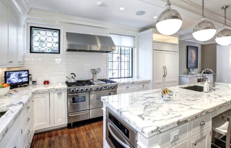 রান্নাঘরে রয়েছে ৬টি বার্নারের ওভেন। বর্তমানে এই বাড়িটির দাম প্রায় ৬৩০ কোটি ডলার।