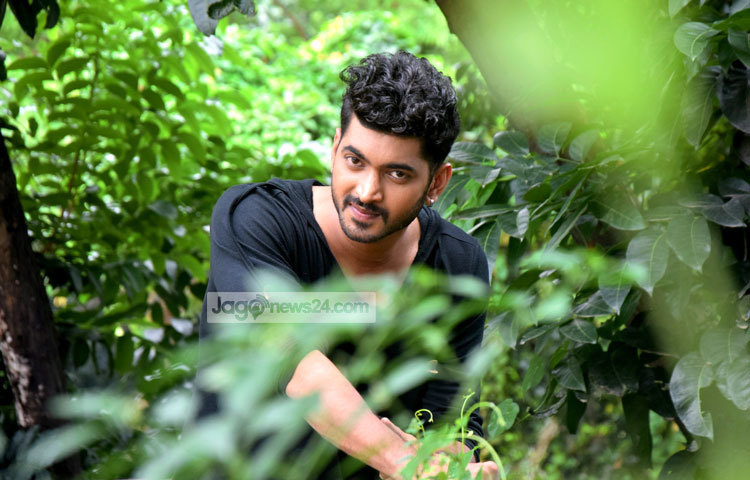 অন্যদিকে, ওম একই পরিচালকের &lsquo;হিরো ৪২০&rsquo; ছবিটিতে অভিনয় করেছিলেন। যৌথ প্রযোজনার ছবিটিতে তার বিপরীতে ছিলেন নুসরাত ফারিয়া ও রিয়া সেন। আলোকচিত্রী : মাহবুব আলম।