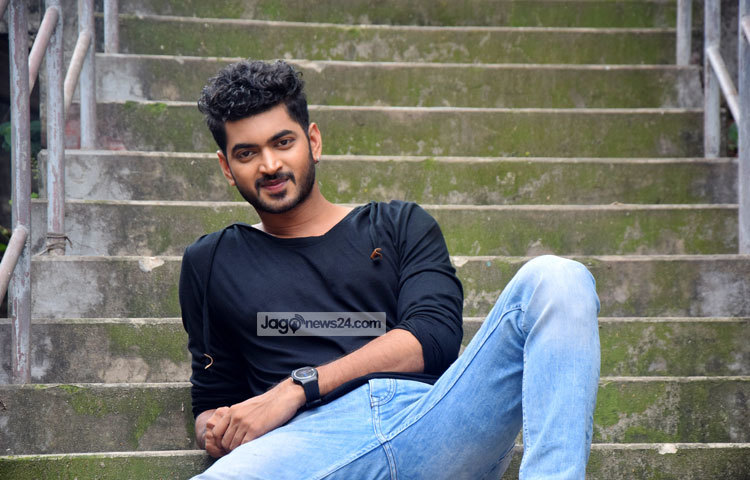 কলকাতার জনপ্রিয় নায়ক ওম বর্তমানে &lsquo;পাষাণ&rsquo; ছবির শুটিং নিয়ে ব্যস্ত রয়েছেন। এফডিসিতে এছবির শুটিং হচ্ছে। শুটিংস্পট থেকে ওমকে ক্যামেরাবন্দি করেছেন আলোকচিত্রী মাহবুব আলম।