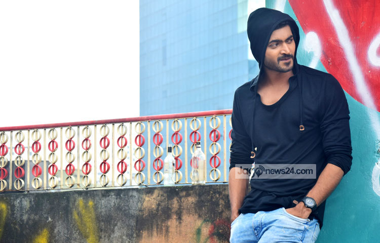 নির্মাতা সৈকত নাসিরের পরিচালনায় &lsquo;পাষাণ&rsquo; ছবিতে অভিনয় করছেন ওম। আলোকচিত্রী : মাহবুব আলম।