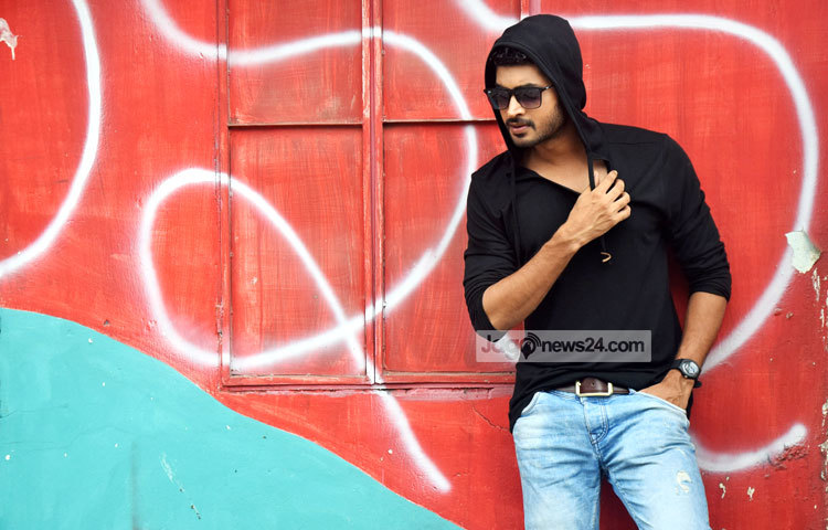 কালো চশমায় ক্যামেরাবন্দি হয়েছেন ওম। ফটোশুটের সময়ে ওমকে বেশ উচ্ছ্বসিত দেখা যায়। আলোকচিত্রী : মাহবুব আলম।