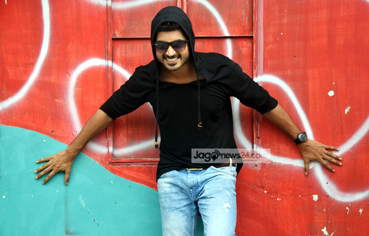 প্রাণখোলা হাসিতে ওম। বাস্তবেও ওম হাসিখুশি থাকতে পছন্দ করেন। আলোকচিত্রী : মাহবুব আলম।