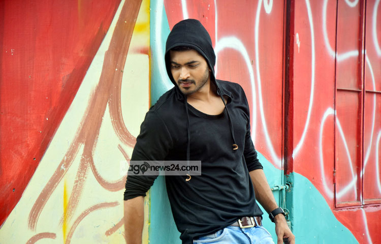 বাংলাদেশের ছবিতে অভিনয় করতে পেরে ওম খুবই আনন্দিত। আলোকচিত্রী : মাহবুব আলম।