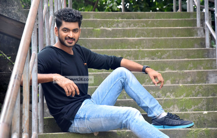 ভালোমানের গল্প পেলে ওম বাংলাদেশের আরো ছবিতে অভিনয় করতে চান ওম। আলোকচিত্রী : মাহবুব আলম।