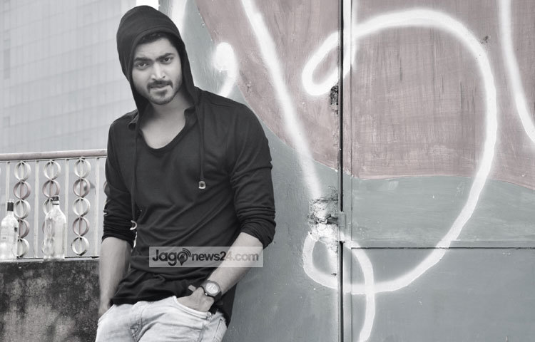 সাদাকালো ওম। তিনি আশা করছেন পাষাণ ছবিটি তার ক্যারিয়ারের অন্যতম সেরা ছবি হবে। আলোকচিত্রী : মাহবুব আলম।