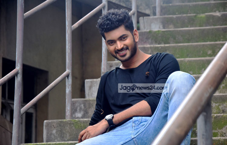 শুটিংয়ের ফাঁকে ফুরফুরে মেজাজে বসে আছেন ওম। বাংলাদেশের কাজের পরিবেশ তার খুবই ভালো লাগছে। আলোকচিত্রী : মাহবুব আলম।