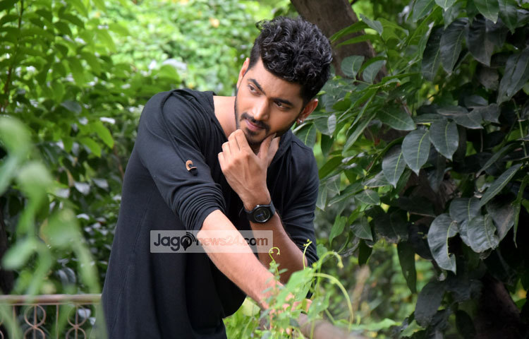 মনে হচ্ছে ওম গভীর ভাবনায় ডুবে আছেন। সবুজ প্রকৃতির মাঝে হারিয়ে গেছেন তিনি। আলোকচিত্রী : মাহবুব আলম।