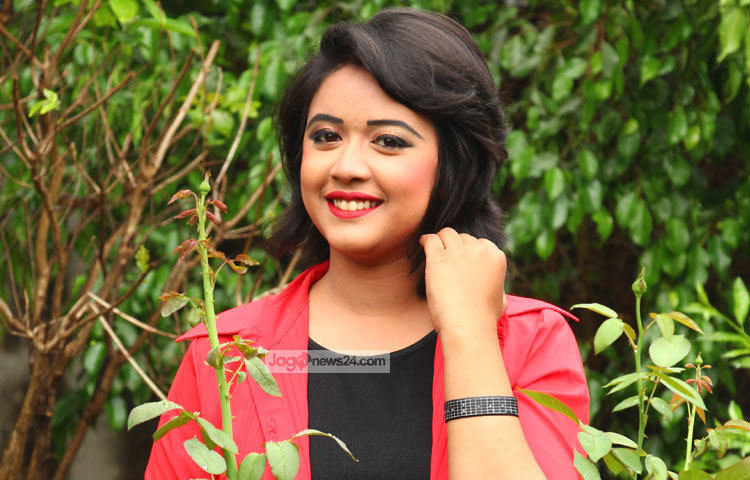 বিভিন্ন কর্পোরেট অনুষ্ঠানে, কনসার্টে, টেলিভিশনে সংগীত পরিবেশন করে এরই মধ্যে ঐশী সুরপ্রেমী মানুষের মনে জায়গা করে নিয়েছেন। ছবি : এসডি প্রিন্স।