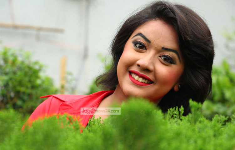 নিজের সংগীত জীবন নিয়ে ঐশী বলেন &lsquo;গান নিয়ে আমার অনেক স্বপ্ন। অনেক ভাবনা। গান নিয়েই এগিয়ে যেতে চাই বহুদূর।&rsquo; ছবি :&nbsp; এসডি প্রিন্স।