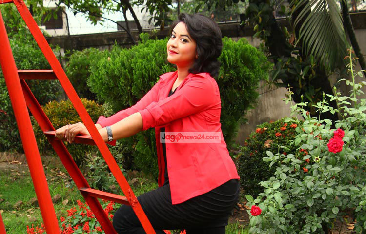 ঐশীর বন্ধুরা যখন আড্ডা আর খেলাধুলা নিয়ে ব্যস্ত, ঐশী তখন ব্যস্ত গান নিয়ে। ছবি : এসডি প্রিন্স।