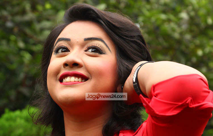 নোয়াখালীর একটি স্কুলের ঐশী কলেজের গণ্ডি পেরিয়ে এখন ঢাকার একটি বেসরকারি মেডিকেল কলেজের ছাত্রী। ছবি : এসডি প্রিন্স।