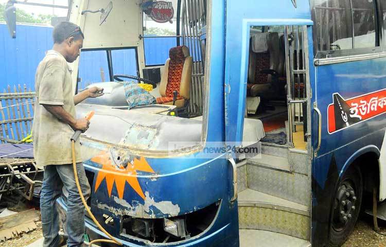 আসন্ন ঈদকে কেন্দ্র করে লক্কর-ঝক্কর যানে রঙ ঝালাইয়ের কাজ চলছে। প্রতি ঈদেই এ ধরনের যানবাহন মেরামত করা হয়। ছবি : বিপ্লব দিক্ষিৎ।