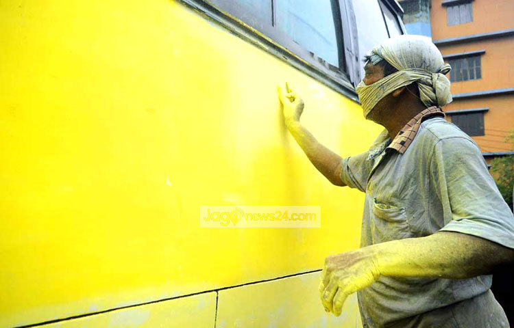 ঈদ এলে এ ধরনের অনেক ত্রুটিপূর্ণ যানবাহনে বাহারি রঙ করে ঈদের ঘরমুখো যাত্রীদের সেবায় নামানো হয়। ফলে নানা ধরনের দুর্ঘটনা ঘটে। ছবি : বিপ্লব দিক্ষিৎ।
