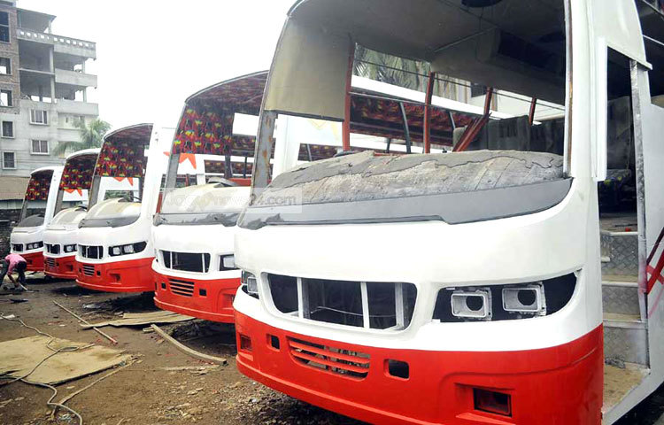 ভাঙ্গাচোরা এই বাসগুলো রঙ লাগিয়ে সাজানো হয়েছে। কয়েকদিন পরে ঈদের ঘরমুখো যাত্রী সেবার জন্য রাস্তায় চলবে। ছবি : বিপ্লব দিক্ষিৎ।