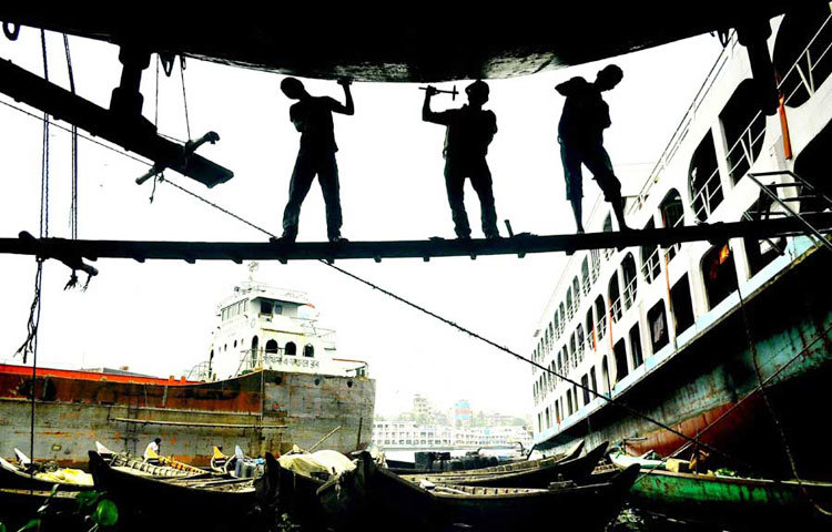 বাসের মত নৌযানেরও একই অবস্থা। বিভিন্ন ডক ইয়ার্ড ঘুরে দেখা গেছে পুরোনো ও ব্যবহার অনুপযোগী লঞ্চ মেরামতের কাজ চলছে। ছবি : বিপ্লব দিক্ষিৎ।