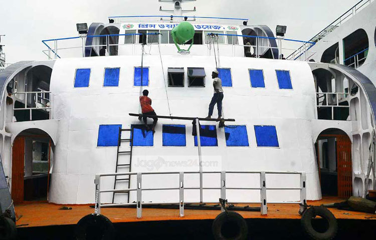 পুরোনো লঞ্চে রঙ লাগোনো হচ্ছে। ঝুঁকিপূর্ণ এই লঞ্চে দেশের দক্ষিণাঞ্চলের যাত্রী ঈদের ছুটিতে বাড়ি যাবেন। ছবি : বিপ্লব দিক্ষিৎ।