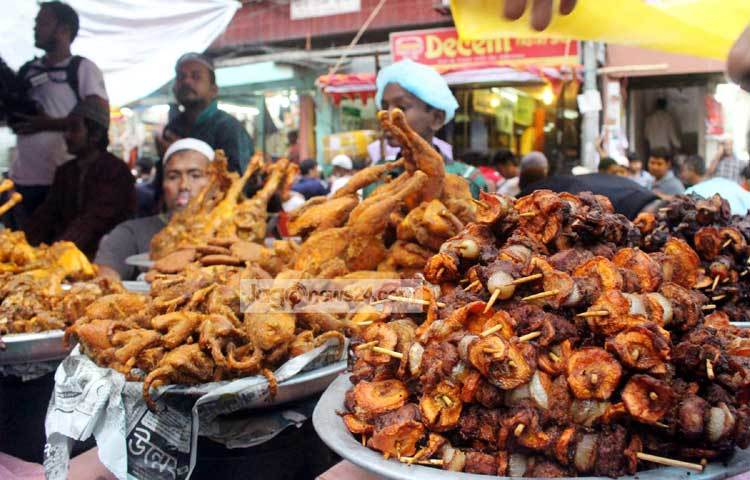 পবিত্র রমজান উপলক্ষে জমে উঠেছে পুরান ঢাকার ঐতিহ্যবাহী চকবাজারের ইফতারের বাজার। ঐতিহ্যবাহী খানদানি ইফতারি শুধু রাজধানীতেই নয়, এর সুনাম সারাদেশেই রয়েছে। ছবি : বিপ্লব দিক্ষিৎ।