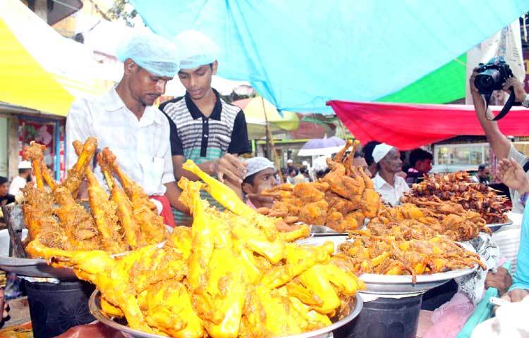 রমজান মাসে মুখরোচক, নানা স্বাদের ইফতারির স্বাদ নিতে, দূর-দূরান্ত থেকে ভোজনবিলাসীরা ছুটে আসেন রাজধানীর চকবাজারে। ছবি : বিপ্লব দিক্ষিৎ।