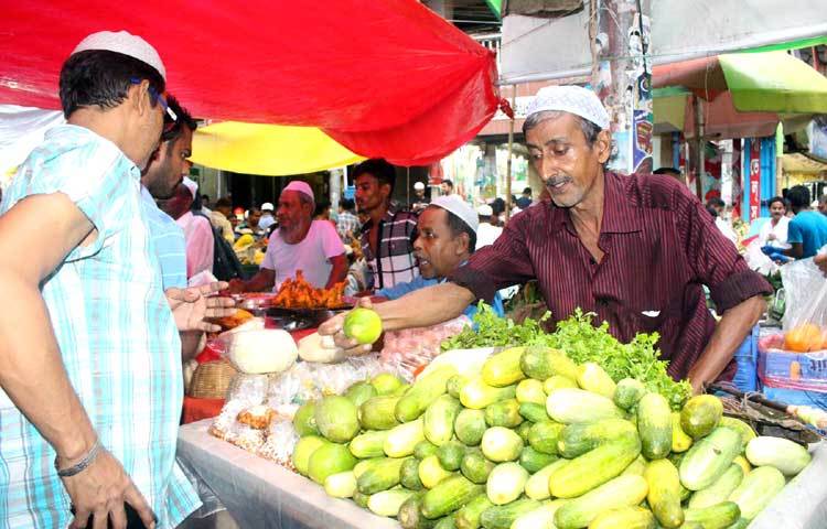 চকবাজারের এ ইফতারের কদর শুধু ঐতিহ্যগত কারণেই নয়, গুণগতমান ও স্বাদও একটি বড় কারণ। ছবি : বিপ্লব দিক্ষিৎ।