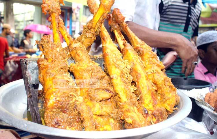 চকবাজারে বেশিরভাগ দোকানেই ইফতার কিনতে হয় লাইনে দাঁড়িয়ে। আর বাজার জুড়ে ঘুরে দেখা যায়, সবচেয়ে বেশি বিক্রি হচ্ছে &lsquo;বড় বাপের পোলায় খায়, ঠোঙ্গা ভইরা লইয়া যায়&rsquo; একটি বিশেষ ইফতারের নাম। ছবি : বিপ্লব দিক্ষিৎ।