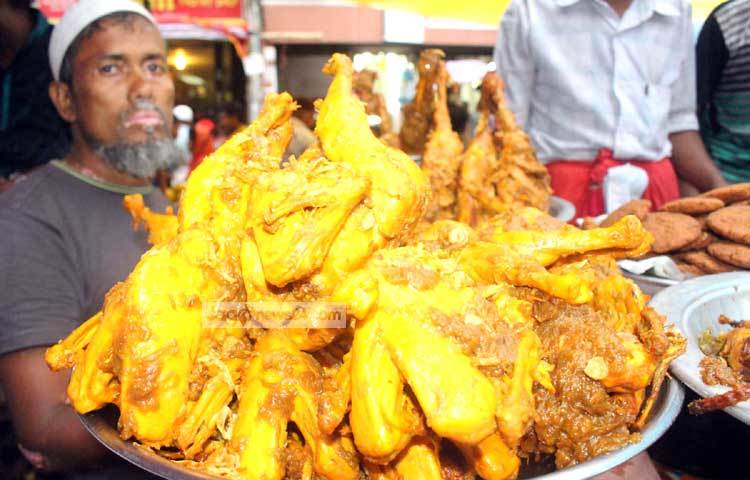 বিক্রেতাদের সঙ্গে কথা বলে জানা যায়, &lsquo;বড় বাপের পোলায় খায়, ঠোঙা ভইরা লইয়া যায়&rsquo; তৈরিতে ডিম, মগজ, আলু, ঘি, কাঁচা ও শুকনো মরিচ, মাংস, সুতি কাবাব, মাংসের কিমা, ডাবলি, বুটের ডালসহ নানা পদের খাবার আইটেম ও হরেক ধরনের মসলা প্রয়োজন। ছবি : বিপ্লব দিক্ষিৎ।